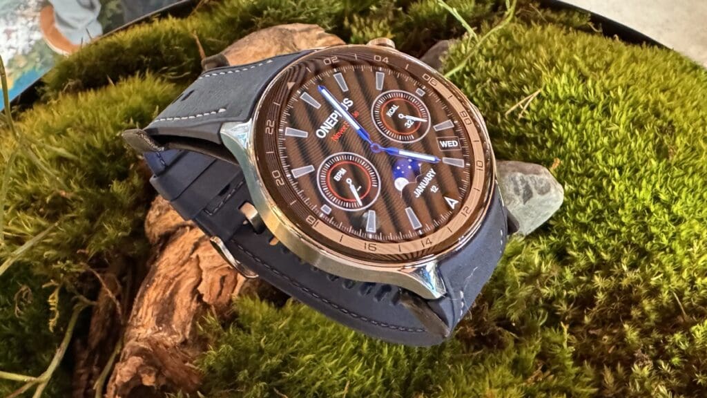 OnePlus Watch 2 Nordic Blue hands on 3