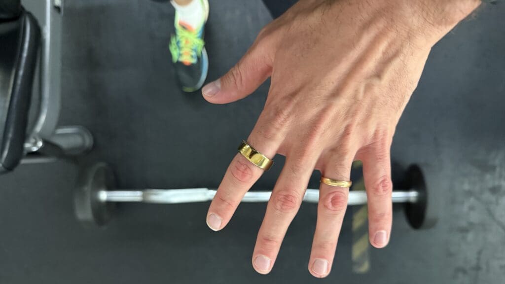 Oura Ring 4 in gold in the gym for a workout