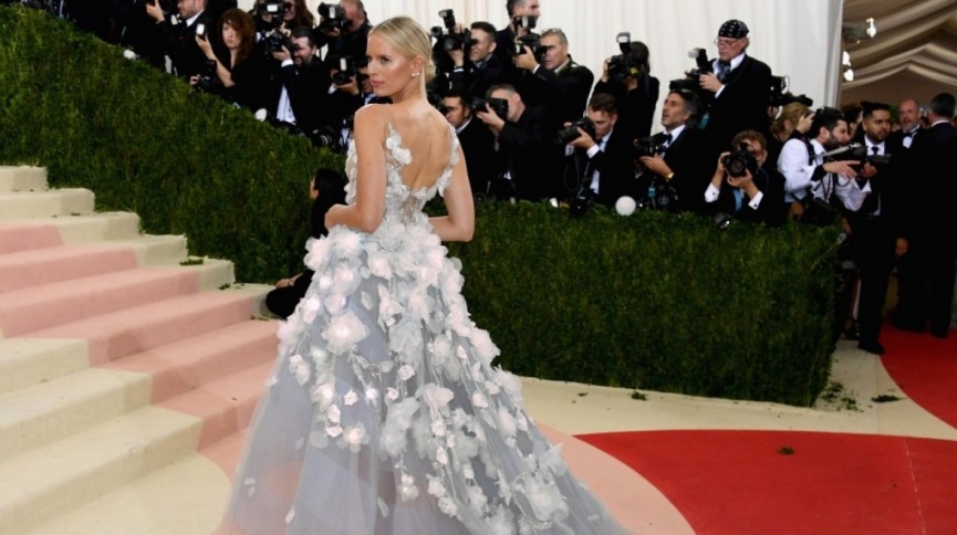 Wearable tech at NYFW 2017: Data dresses, LEDs, NFC and VR fashion shows