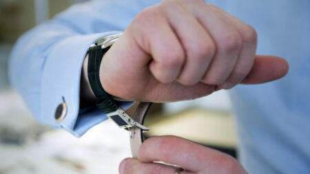 MMT E-Strap wants to turn any analogue watch into a smartwatch MMT E-Strap wants to turn any analogue watch into a smartwatch