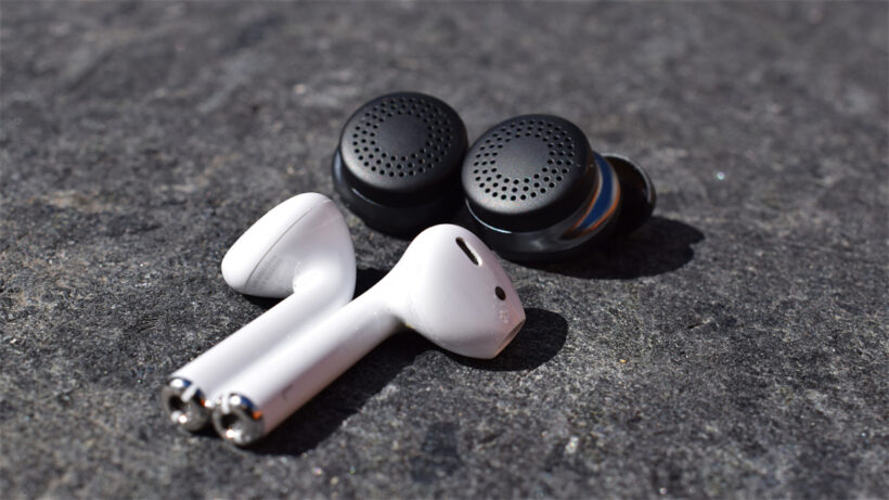 Apple AirPods v Doppler Here One