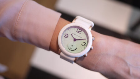 Marc Jacobs Riley is a fun fashion hybrid smartwatch Marc Jacobs Riley is a fun fashion hybrid smartwatch
