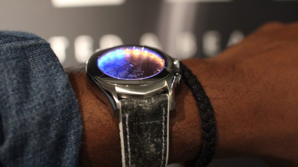 Veldt Luxture smartwatch wants to light up your life