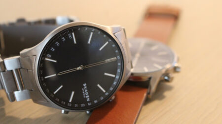 Skagen Holst is a gorgeous hybrid that's super light and stylish