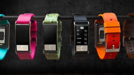 Smartron tband monitors blood pressure and heart health with ECG