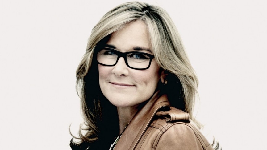3019981-poster-p-2-apple-hires-burberry-ceo-angela-ahrendts-to-rejuvenate-retail-stores-1409585909-f35Q-column-width-inline