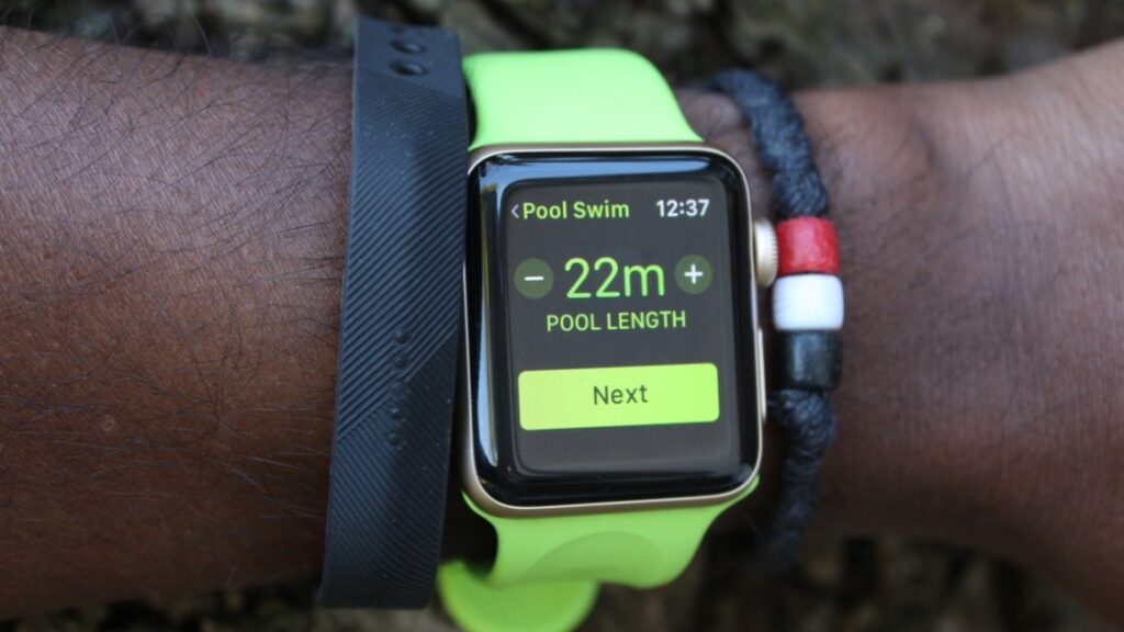 Swimming with Apple Watch Series 2 and Fitbit Flex 2