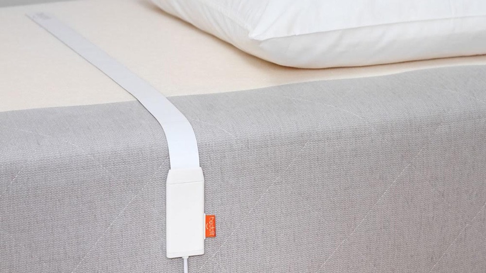 beddit-white-sensor-on-bed-1413901539-RhrB-full-width-inline