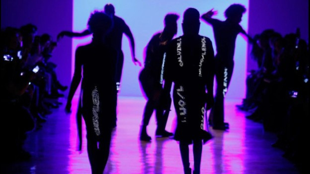 Wearable tech at NYFW 2017: Data dresses, LEDs, NFC and VR fashion shows