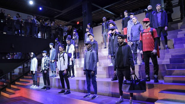 Wearable tech at NYFW 2017: Data dresses, LEDs, NFC and VR fashion shows