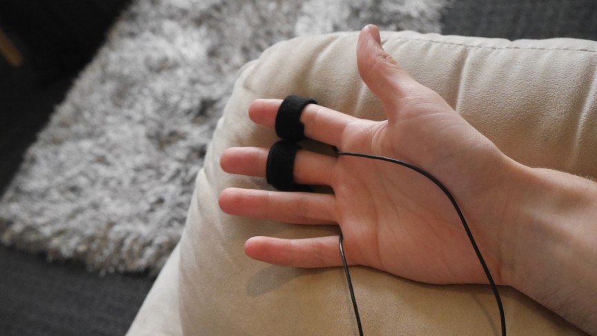 flying-finger-1473244857-tRaH-column-width-inline