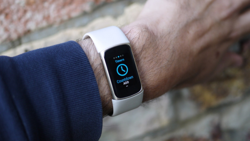 Xiaomi Mi Band 7 v Fitbit Charge 5