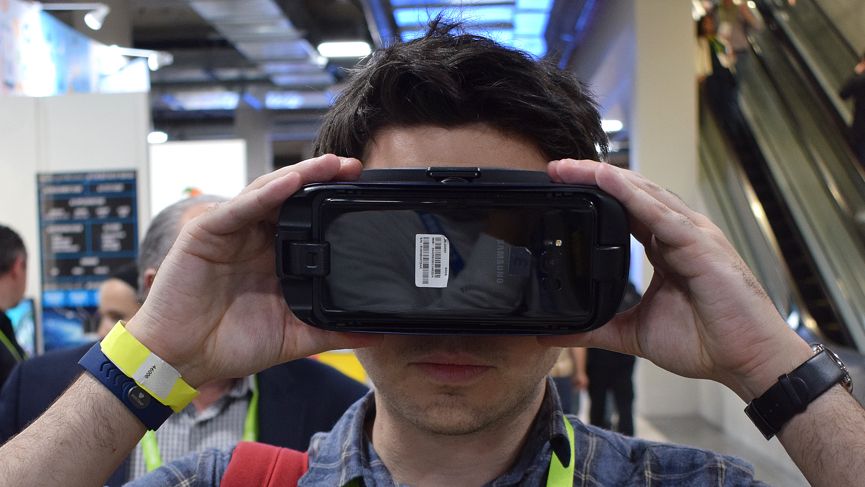 Samsung blinded me at CES, then the Relúmĭno glasses helped me see