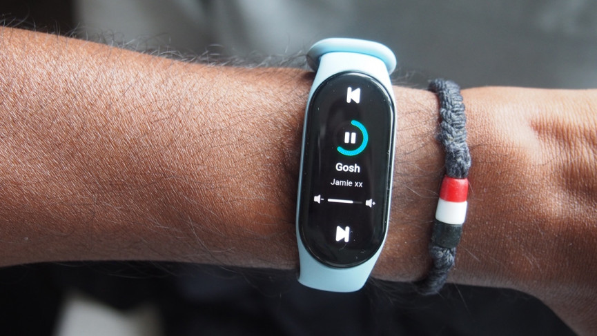 mi band 7 on wrist