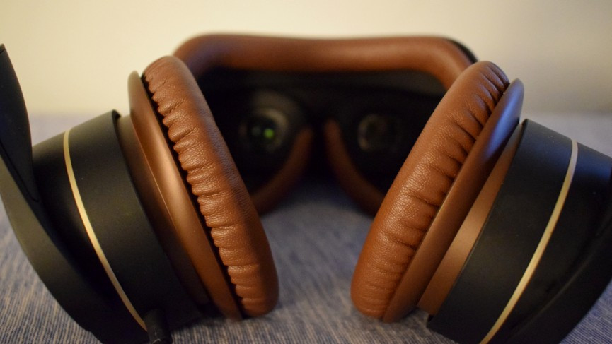 Living with the Royole Moon, a wearable home cinema