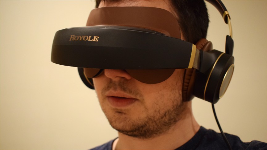 Living with the Royole Moon, a wearable home cinema