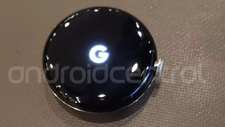 Google Pixel Watch left in restaurant gets snapped next to the Apple Watch