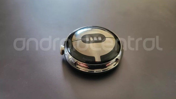 Google Pixel Watch left in restaurant gets snapped next to the Apple Watch