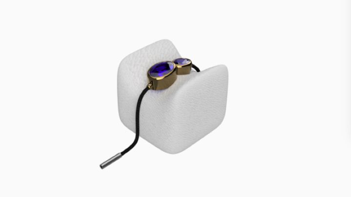 Sakhī is a connected charm bracelet with SOS, Alexa and child tracking