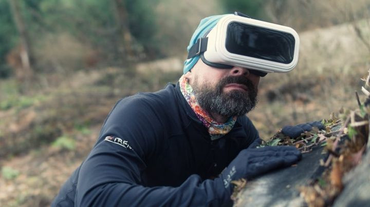 Analysing the deeper context behind stock images of people in VR