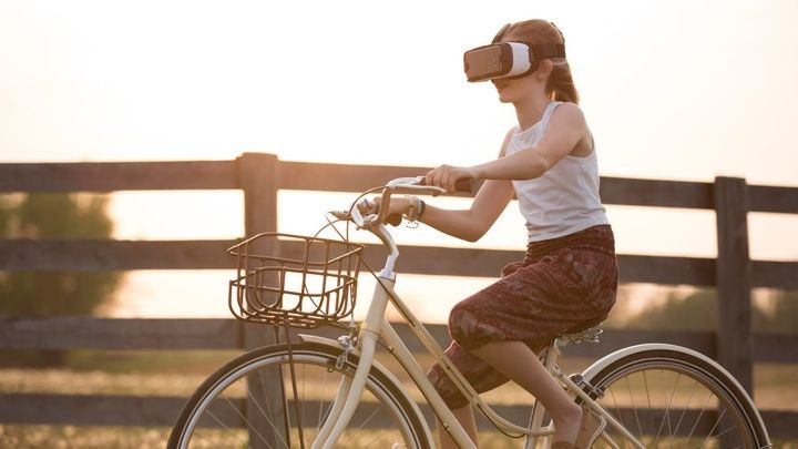 Analysing the deeper context behind stock images of people in VR