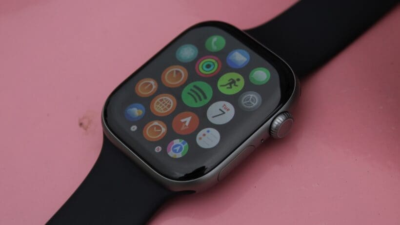 apple-watch-series-11-app-grid-pink-background