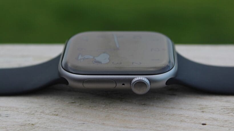 apple-watch-series-11-snoopy-side-on