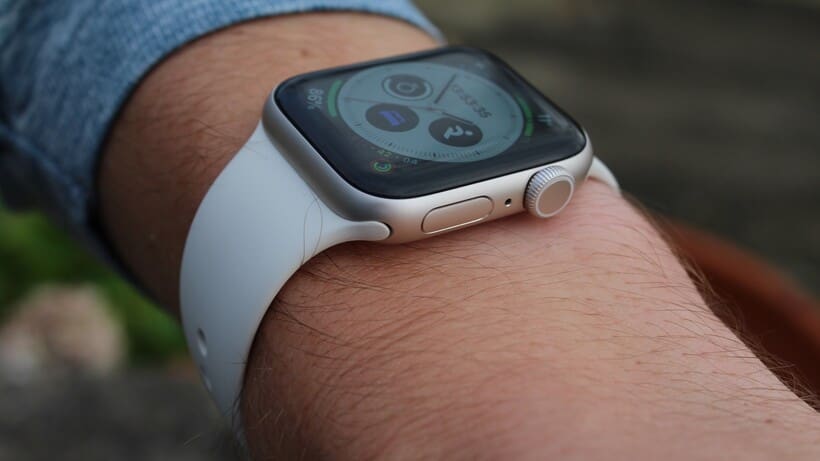 apple-watch-se-3-on-wrist-side-on