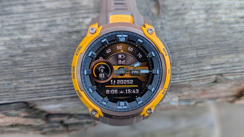 garmin-instinct-crossover-amoled-close-up