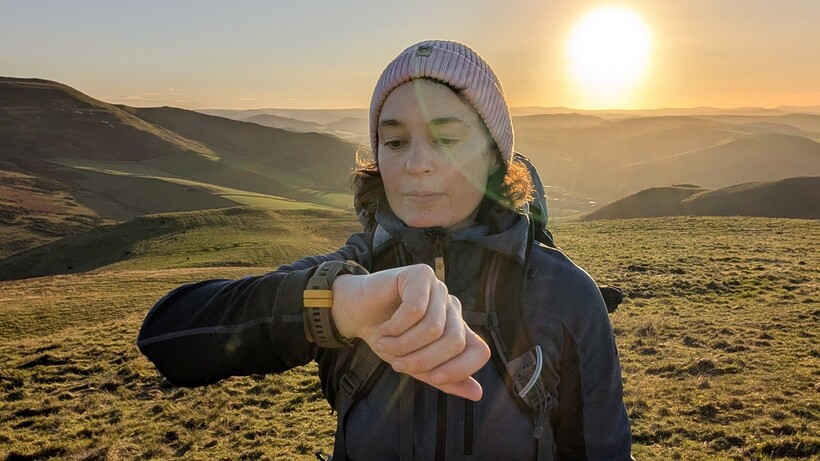 garmin-instinct-crossover-amoled-front-on-full-shot